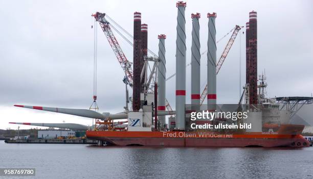 Das Einrichterschiff "Brave Tern" wird im Hafen Mukran auf der Insel Ruegen beladen. Das Spezialschiff wird die Windkraftanlagen im Offshore-Windpark...