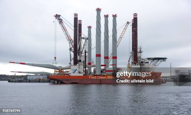 Das Einrichterschiff "Brave Tern" wird im Hafen Mukran auf der Insel Ruegen beladen. Das Spezialschiff wird die Windkraftanlagen im Offshore-Windpark...