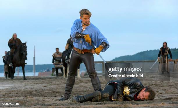 Foto: J. Koehler / bildermeer.com, Tel. 01715320598 Die Schauspieler Bastian Semm als Stoertebeker und Mike Hermann Rader als Hisko Abdena spielen in...