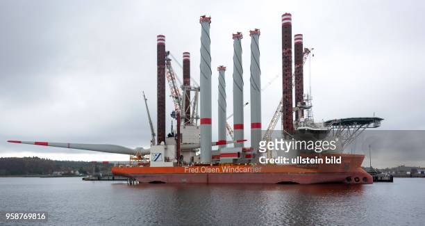 Das Einrichterschiff "Brave Tern" wird im Hafen Mukran auf der Insel Ruegen beladen. Das Spezialschiff wird die Windkraftanlagen im Offshore-Windpark...