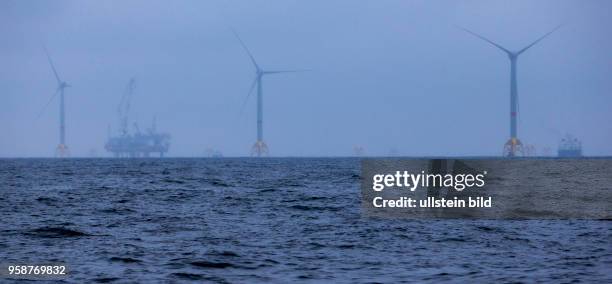 Das Einrichterschiff "MPI Adventure" montiert Windkraftanlagen im Offshore-Windpark Wikinger im Seegebiet Adlergrund auf der Ostsee noerdlich...