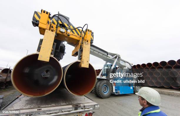 Mit dem Reach-Stacker werden die Rohre fuer die Nord Stream2-Pipeline im Faehrhafen Sassnitz-Mukran entladen. Auf der Insel Ruegen werden die...