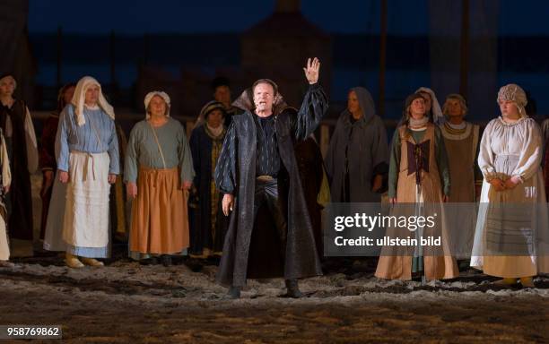 Foto: J. Koehler / bildermeer.com, Tel. 01715320598 Saenger und TV-Moderator Wolfgang Lippert singt in einer Szene der Stoertebeker-Festspiele. In...