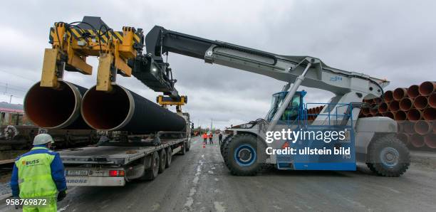 Mit dem Reach-Stacker werden die Rohre fuer die Nord Stream2-Pipeline im Faehrhafen Sassnitz-Mukran entladen. Auf der Insel Ruegen werden die...