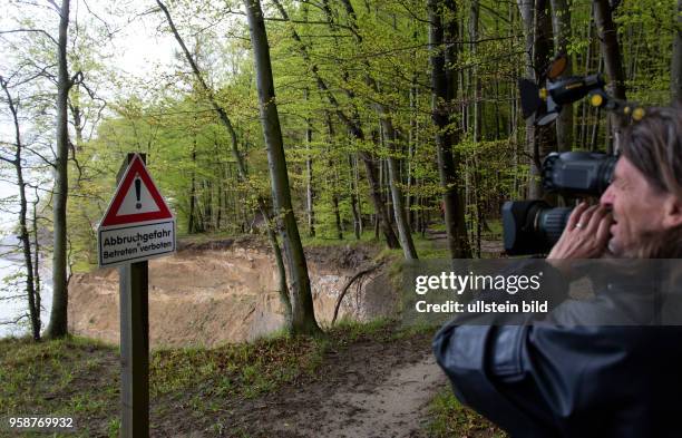 Ein Warnschild "Abbruchgefahr - Betreten verboten" steht an der Kreidekueste im Nationalpark Jasmund auf der Insel Ruegen.