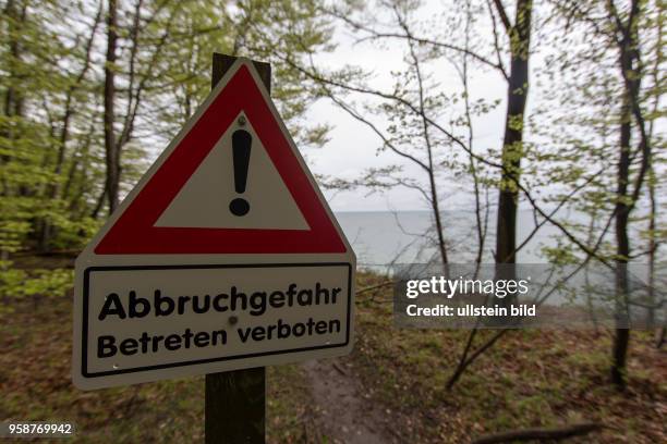 Ein Warnschild "Abbruchgefahr - Betreten verboten" steht an der Kreidekueste im Nationalpark Jasmund auf der Insel Ruegen.