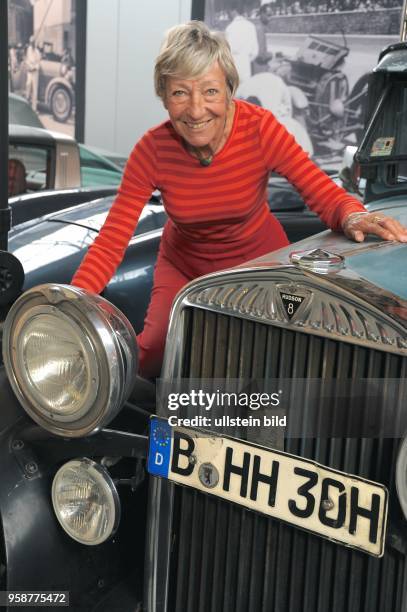 Heidi Hetzer, geb.20 Juni 1937 in Berlin , Motor Sport , Unternehmerin, Rallye Fahrerin, Motorsportlerin , nach ihrer Auto Weltreise Heidi around the...