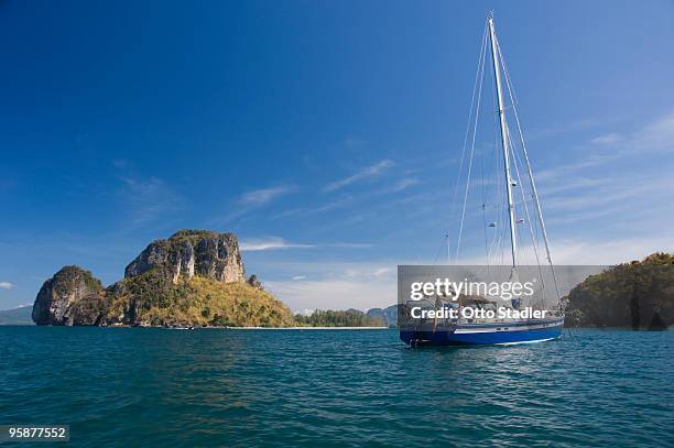 sailng boat, tropical island, ko poda, krabi - koh poda stock pictures, royalty-free photos & images