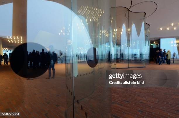 Elbphilharmonie am Kaiserkai in Hamburg , Hafen City, Öffentlicher Bereich mit dem Namen Plaza , Besucherterrasse, Besucher Ebene zwischen dem...