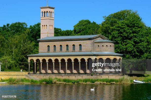 Heilsndsktrche Sacrow , bei Potsdam Aussenansicht von der Havel aus, Reise Freizeit Kultur Geschichte Historie, keine Beschränkung , öffentliche...