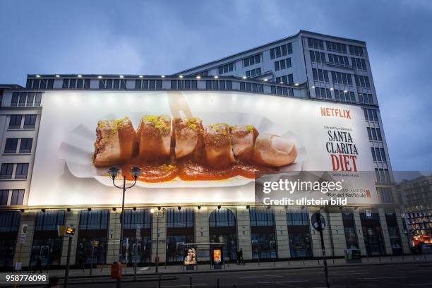 Deutschland Germany Berlin Ein Riesenposter hängt an einer Fassade am Potsdamer Platz . Es wirbt für die Serie 'Santa Clarita Diet' mit der...