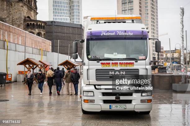 Deutschland Germany Berlin Ein LKW mit dem Spruch ' Tanz der Vampire' parkt während des Abbaus des Berliner Weihnachstmarktes unweit der...