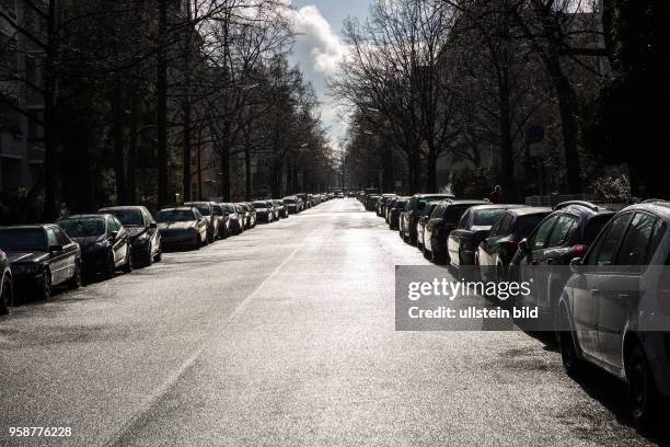 Deutschland Germany Berlin Strasse mit Spiegelung nach regen im Bayerischen Viertel in Berlin-Schöneberg.