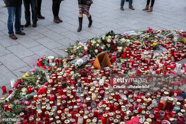 Deutschland Germany Berlin Gedenkplatz mit Kerzen am Breidscheidtplatz in Berlin-Charlottenburg. Weil ein permanenter Gedenkort noch nicht...