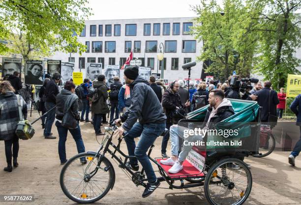 Deutschland Germany Berlin Protestaktion von Reporter ohne Grenzen und Amnesty International zum Internationalen Tag der Pressefreiheit . Soe...