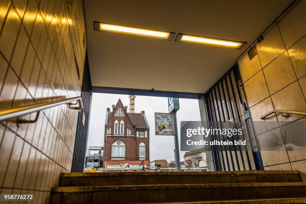 Deutschland Germany Berlin Baustelle an den Yorckbrücken , wo ein letztes altes Haus mit der Kneipe ' Zum Umsteiger' erhalten bleibt. Gesehen vom...