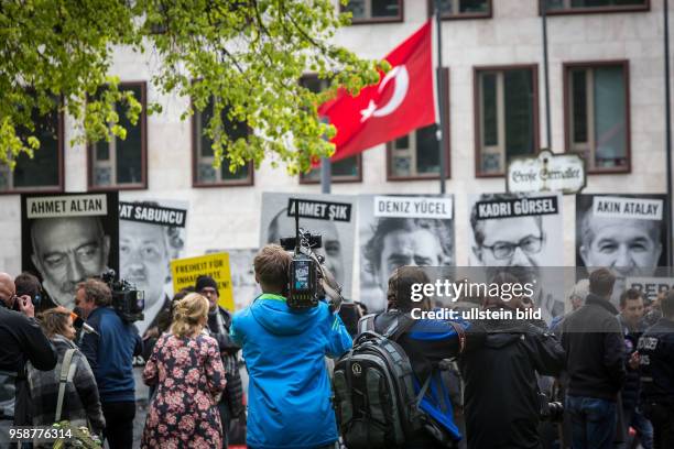 Deutschland Germany Berlin Protestaktion von Reporter ohne Grenzen und Amnesty International zum Internationalen Tag der Pressefreiheit . Soe...