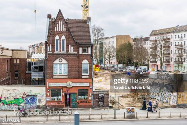 Deutschland Germany Berlin Baustelle an den Yorckbrücken , wo ein letztes altes Haus mit der Kneipe ' Zum Umsteiger' erhalten bleibt.