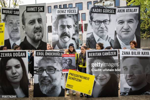 Deutschland Germany Berlin Protestaktion von Reporter ohne Grenzen und Amnesty International zum Internationalen Tag der Pressefreiheit . Soe...