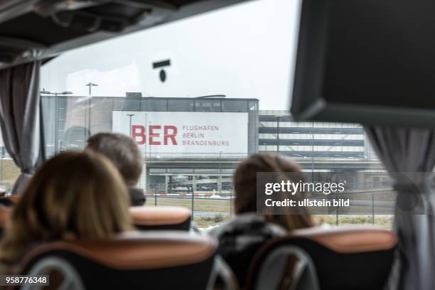 Germany Deutschland Berlin Eine Besuchergruppe besichtigt den neuen Flughafen BER Berlin-Brandenburg.