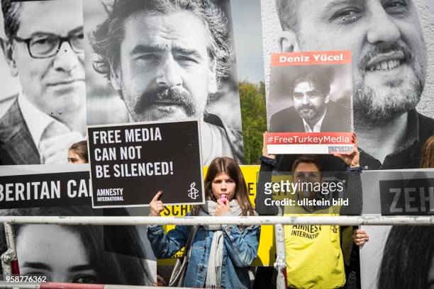 Deutschland Germany Berlin Protestaktion von Reporter ohne Grenzen und Amnesty International zum Internationalen Tag der Pressefreiheit . Soe...