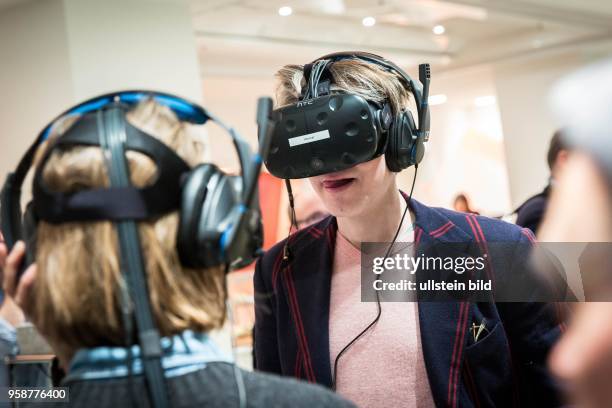 Deutschland Germany Berlin Demonstration von Virtueller Realität im Filmbereich von verschiedenen Anbieter während eines Symposiums auf der Berlinale.