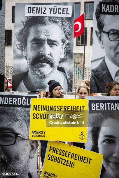 Deutschland Germany Berlin Protestaktion von Reporter ohne Grenzen und Amnesty International zum Internationalen Tag der Pressefreiheit . Soe...