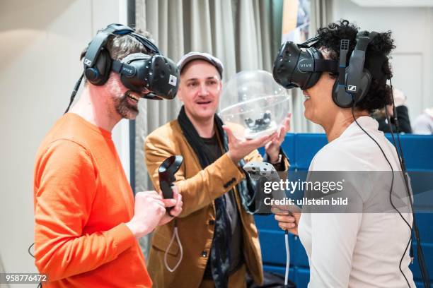 Deutschland Germany Berlin Demonstration von Virtueller Realität im Filmbereich von verschiedenen Anbieter während eines Symposiums auf der Berlinale.