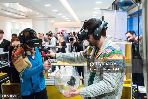 Deutschland Germany Berlin Demonstration von Virtueller Realität im Filmbereich von verschiedenen Anbieter während eines Symposiums auf der Berlinale.