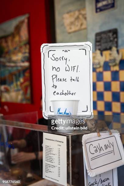 Deutschland Germany Berlin Schild mit dem Hinweis, das es in dem Cafe kein WiFi gibt, an der Theke eines Lokals in der Chausseestrasse.