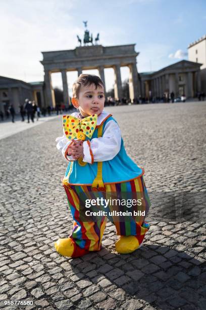 Deutschland Germany Berlin Ein kleiner Junge im ClownskostÃ¼m am Brandenburger Tor.
