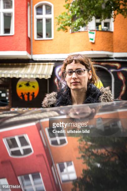 Germany Deutschland Berlin Die Sprecherin der Initiative gegen Hostels in Neukölln, Katharina Wolf, auf der Weserstrasse. Im Hintergrund das...
