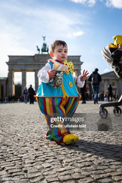 Deutschland Germany Berlin Ein kleiner Junge im ClownskostÃ¼m am Brandenburger Tor.