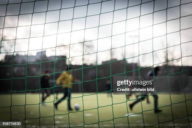 Deutschland Germany Berlin Sportplatz in der Eisackstrasse in Berlin-Schöneberg. Flüchtlinge aus einer Willkommensklasse einer angrenzenden Schule...