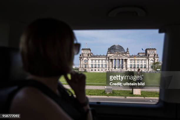 Deutschland Germany Berlin Stadtführung zu den Sehenswürdigkeiten der Hauptstadt. Blick aus dem Tourbus auf den Reichstag.