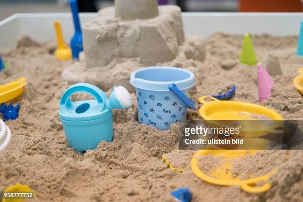 Symbolbild: Spielzeiug in einem Sandkasten