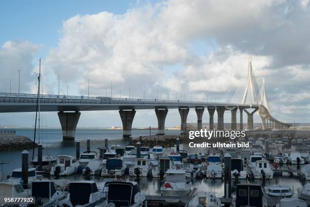 Die 2015 eröffnete mehr als 500 Millionen Euro teure Brücke Puente de la Constitucion verbindet Cadiz über die Bucht von Cadiz mit Puerto Real