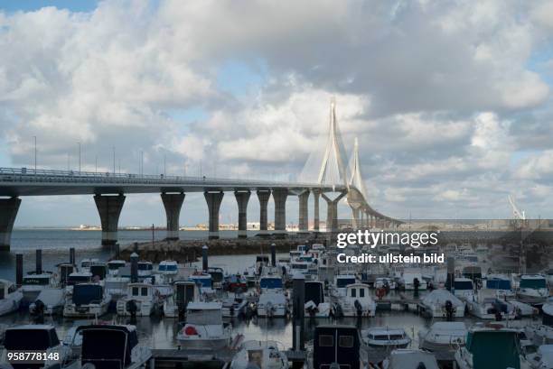 Die 2015 eröffnete mehr als 500 Millionen Euro teure Brücke Puente de la Constitucion verbindet Cadiz über die Bucht von Cadiz mit Puerto Real