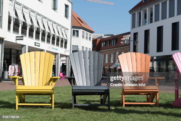 Bunte Stühle für alle am Kolbeplatz in Gütersloh