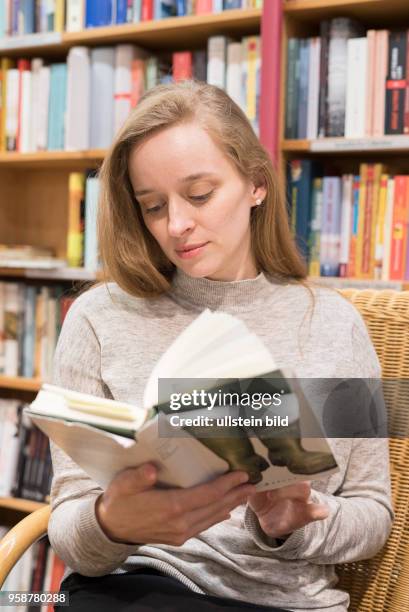 Schriftstellerin Alina Herbing liest aus ihrem Roman "Niemand ist bei den Kälbern" in der Buchhandlung Eulenspiegel in Bielefeld