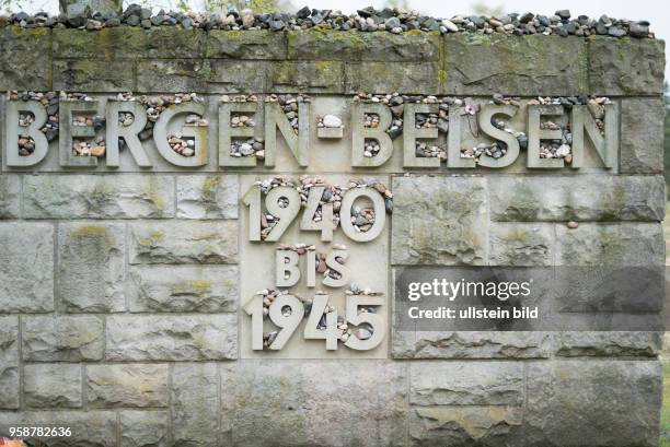 Nach jüdischer Friedhofstradition liegen Gedenksteine der Ewigkeit auf Gedenksteinen mit der Inschrift Bergen-Belsen auf dem Gelände des ehemaligen...