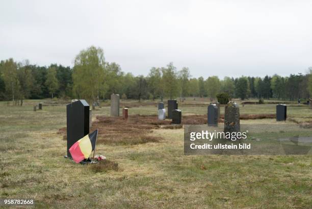 Gedenksteine für Opfer des Holocaust im ehemaligen Konzentrationslager Bergen-Belsen