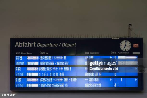 Defekte Anzeigetafel der Deutschen bahn im Bahnhof Bielefeld zeigt Datenschrott an