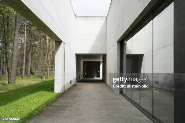 Eingang zum Dokumentationszentrum und Museum der Gedenkstätte Bergen-Belsen am Gelände des ehemaligen Konzetrationslagers