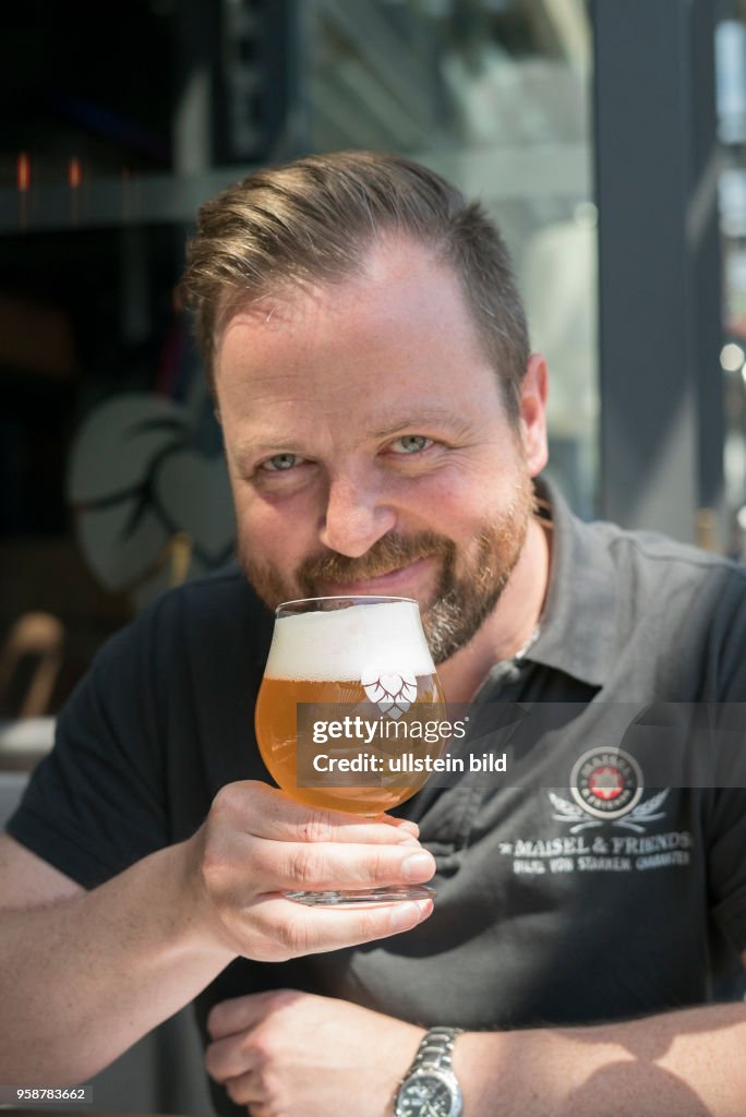 Biersommelier Michael König geniesst ein frisch gezapftes Bier im ...