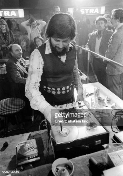 Hans Herbert Böhrs geb.15. Januar 1940 in Hamburg) ist ein deutscher Musiker, Komiker, Radiomoderator und Schauspieler. Sein erster Auftritt als _DJ_...