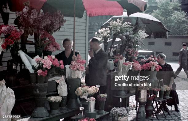 Flower seller at Leipziger Platz in Berlin - 1939