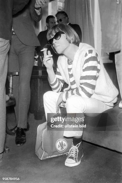 Brian Jones, Gitarrist der Rolling Stones, Die Rockgruppe macht in Hamburg Station auf ihrer Deutschland-Tour.