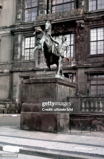 Berlin, statue "Rossebaendiger" by Peter Clodt von Juergensburg at the Lustgarten Terrace in front of the Berlin Stadtschloss