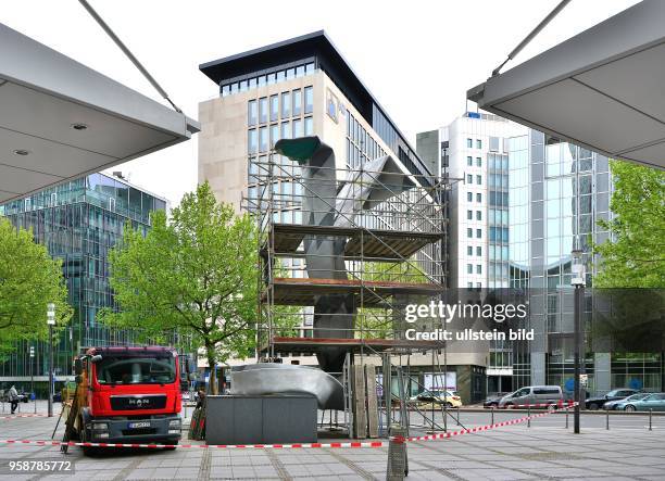 Kunstwerk "Inverted Colour and Tie" vor der DZ-Bank in Frankfurt am Main